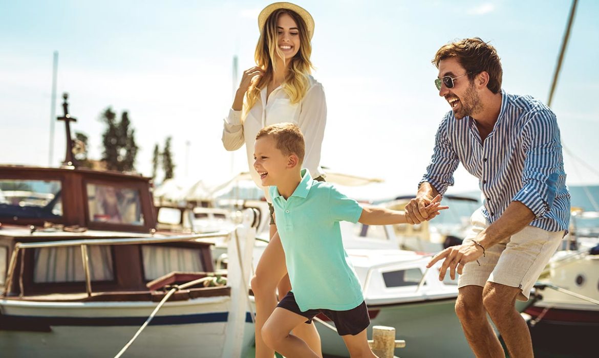 Famille en bateau électrique solaire à Cannes