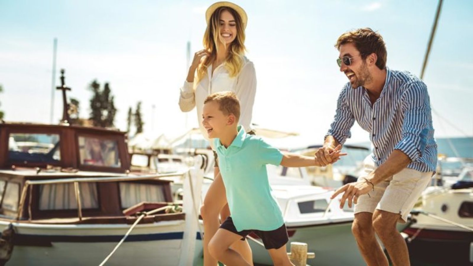 Famille en bateau électrique solaire à Cannes