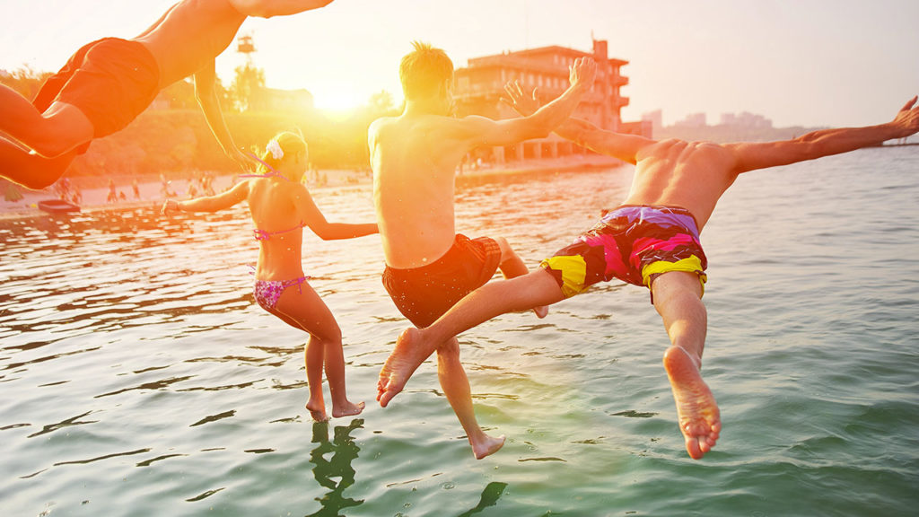 Plongeon d'un bateau électrique solaire à Cannes